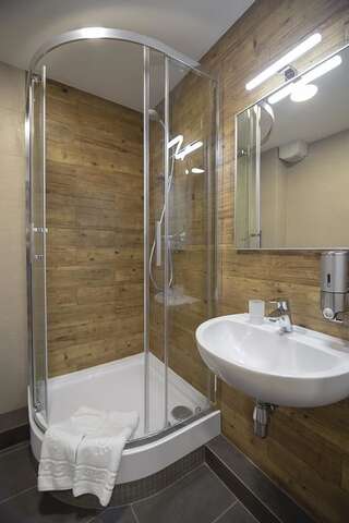 Отель Favor Sport Hotel Киев Двухместный номер с 2 отдельными кроватями-1